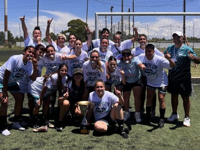 Municipales grit� campe�n en el f�tbol femenino olavarriense